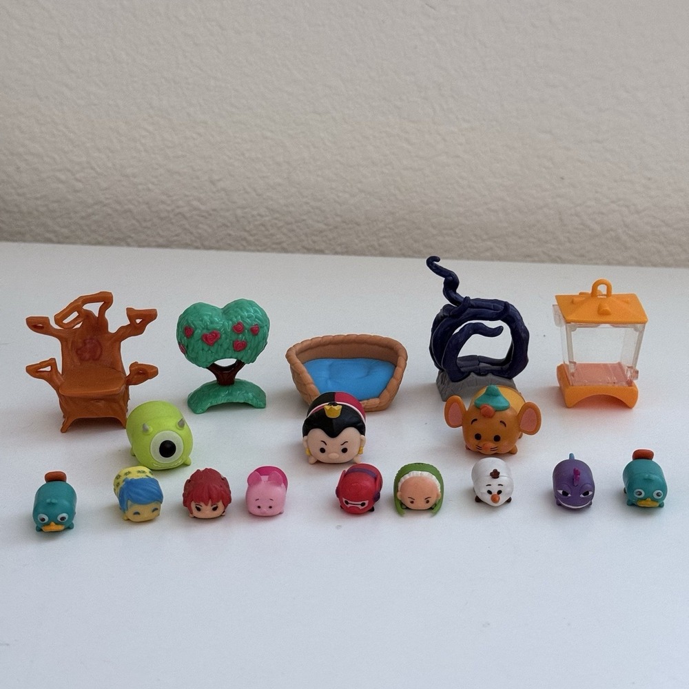 Disney Tsum Tsum Vinyl Figures & Accessories Lot Of 17
